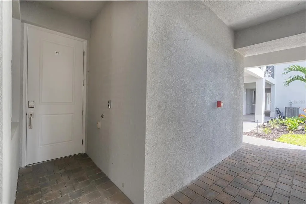2 bed, 2.0 bath, 1154 sqft, $5,500 — Photo 2