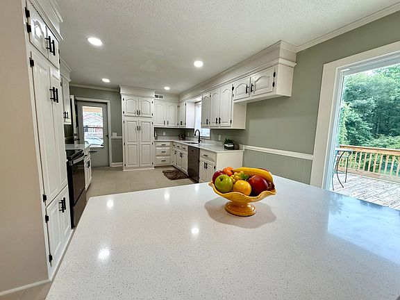 5th image of 2282 Garrison St