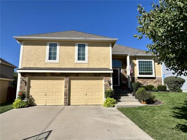 930 Wyndham Dr, Lansing, KS 66043