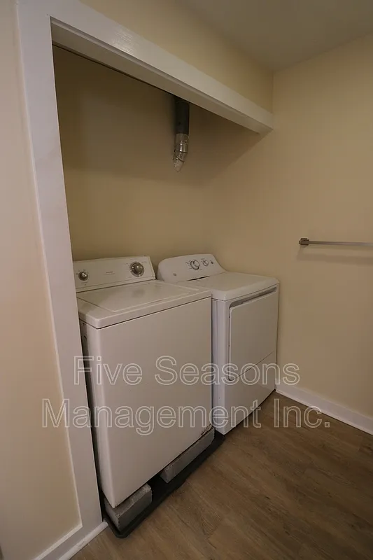 3 bed, 1.0 bath, 1000 sqft, $3,000 — Photo 3