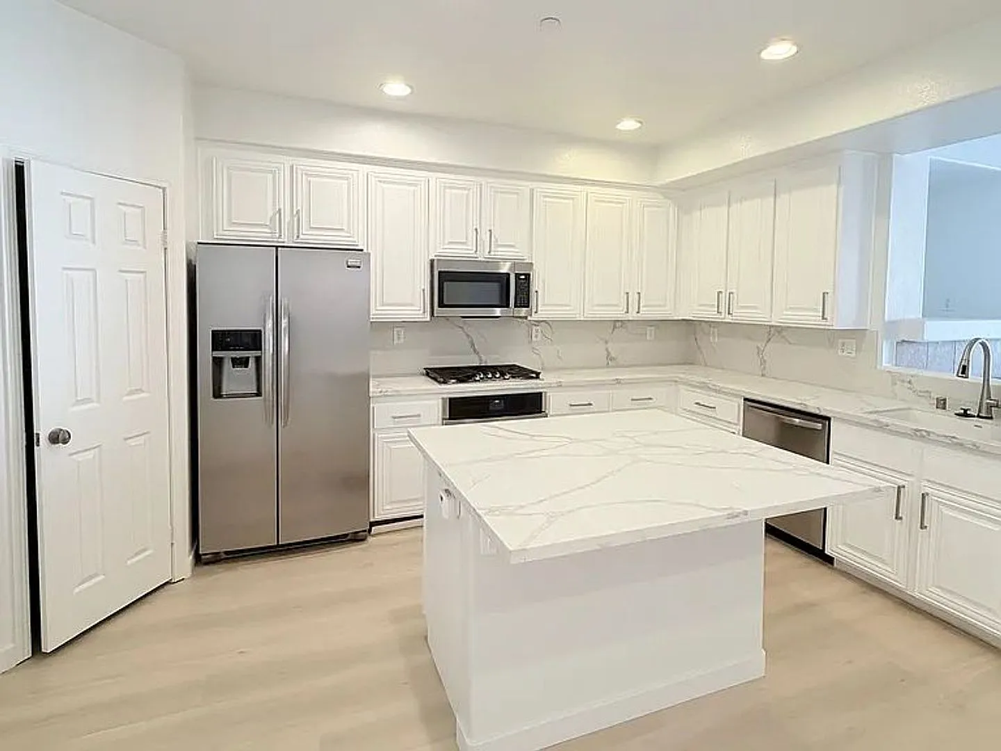 Newly Remodeled 2 Bedroom Townhome in Torrey Highlands — Photo 4