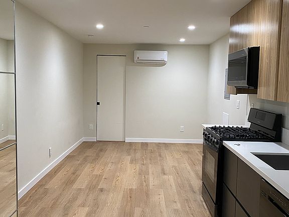 3rd image of 4453 1/2 W Rose Hill Dr