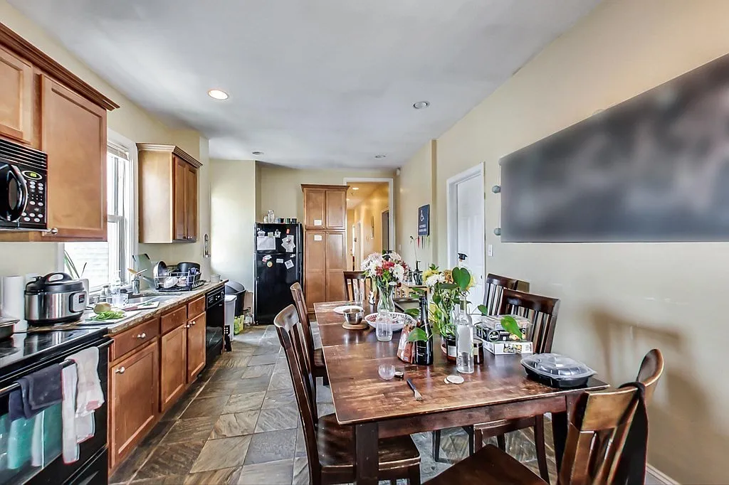 4 bed, 1350 sqft, $6,600 — Photo 3