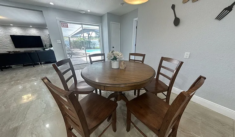 2558 Rosery Rd E — Photo 8