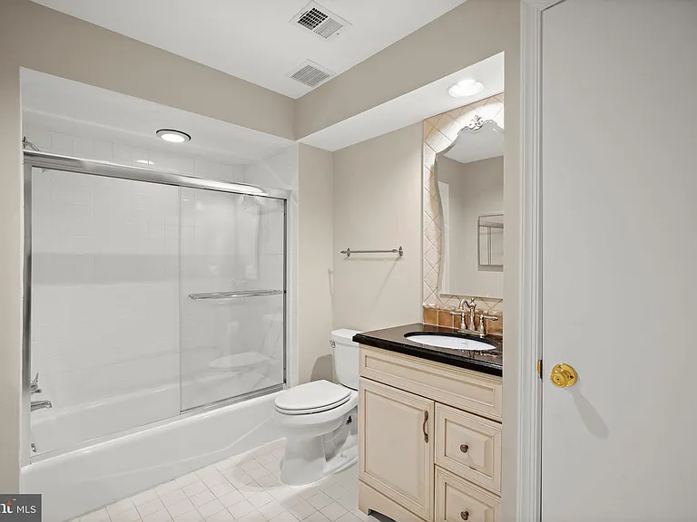9809 Hall Rd — Photo 36
