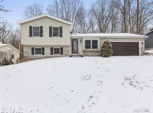 2306 Woodhavens Dr, Bloomington, IL 61701