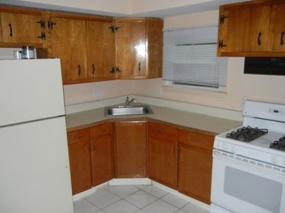 3rd image of 21 Bedford Ave