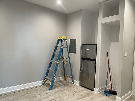 4th image of 175 Maple Ave #1