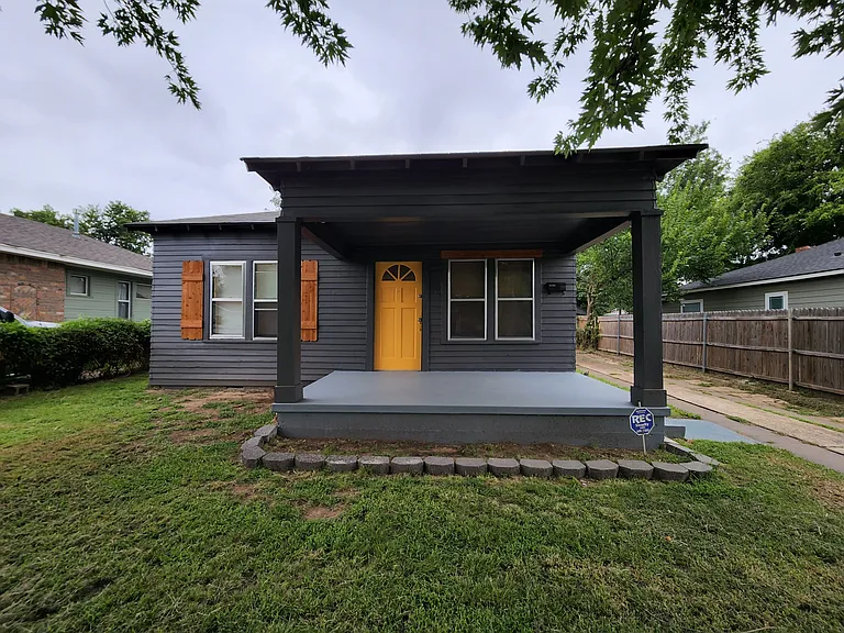 1946 NW 15th Streetmain House — Photo 1