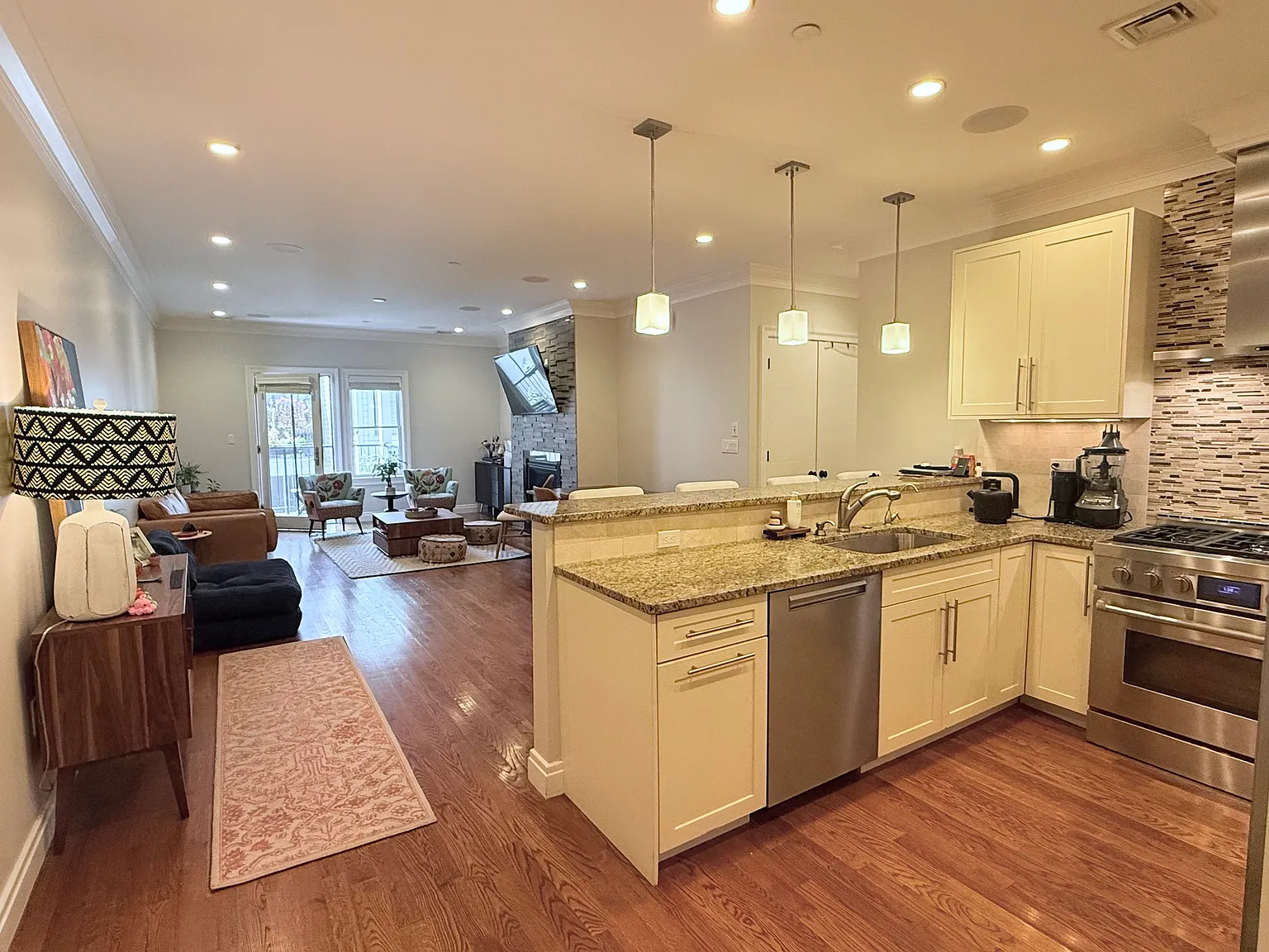 2 bed, 1253 sqft, $5,100 — Photo 2
