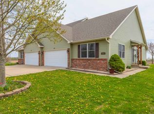 313 Burcham Dr, Le Roy, IL 61752