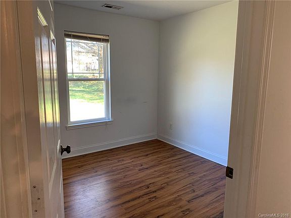 5th image of 1006 Lincoln St