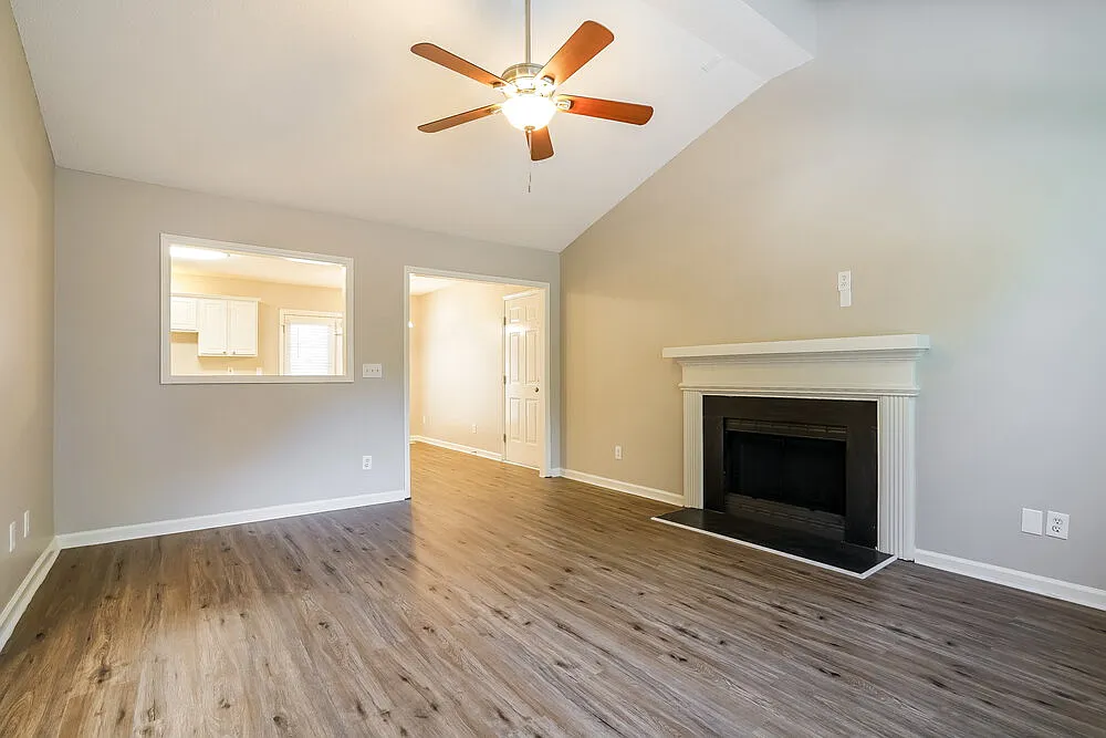 3 bed, 2.0 bath, 1246 sqft, $2,160 — Photo 3