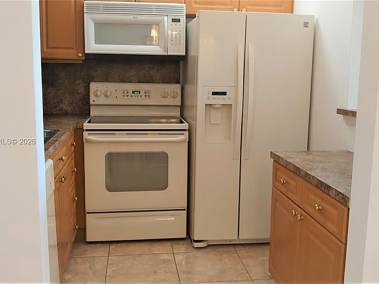250 Suffolk Dr #250-F — Photo 7