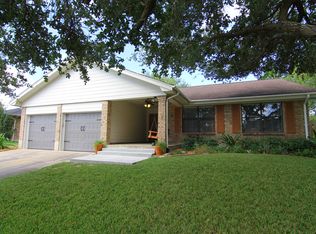 109 W Harbor Dr, Port Lavaca, TX 77979