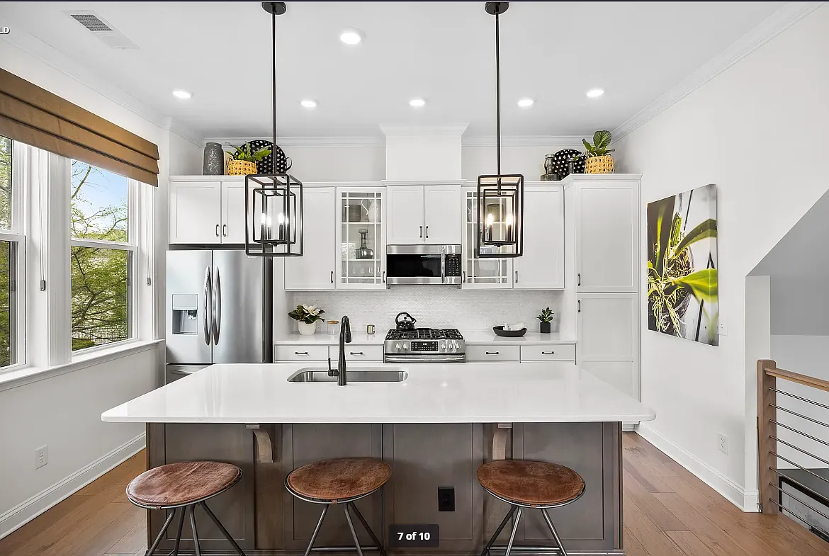 3 bed, 2015 sqft, $3,500 — Photo 3