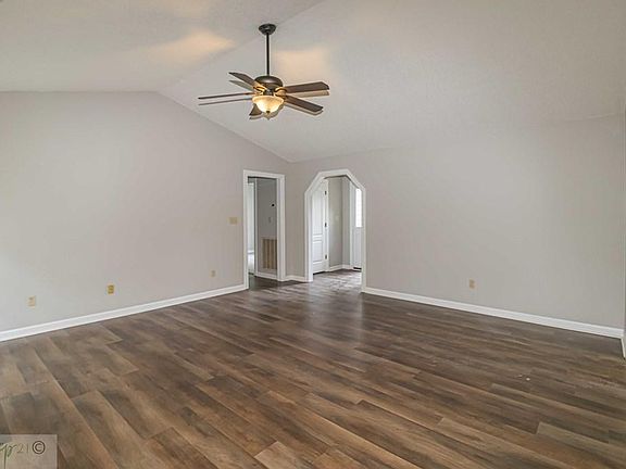 3rd image of 204 N Pointe Dr