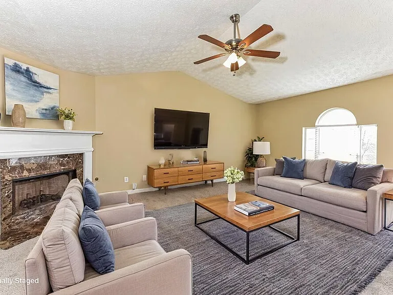 735 Bridgewood Ct — Photo 4