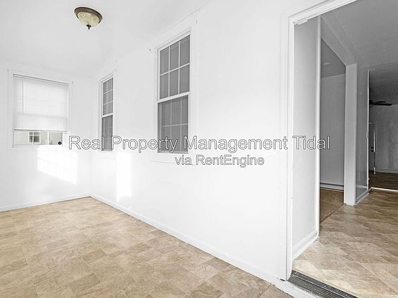 2nd image of 1035 23rd St