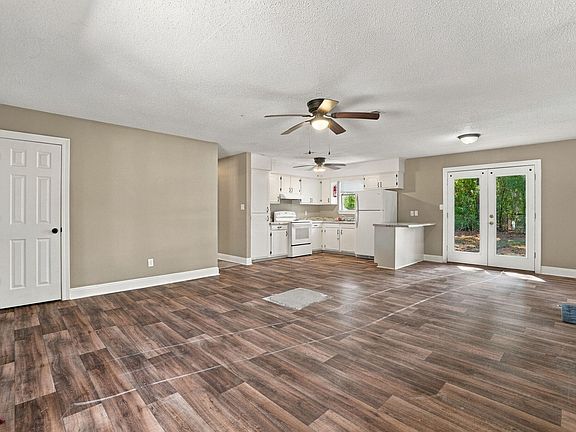 5th image of 26 Pine Tree Dr