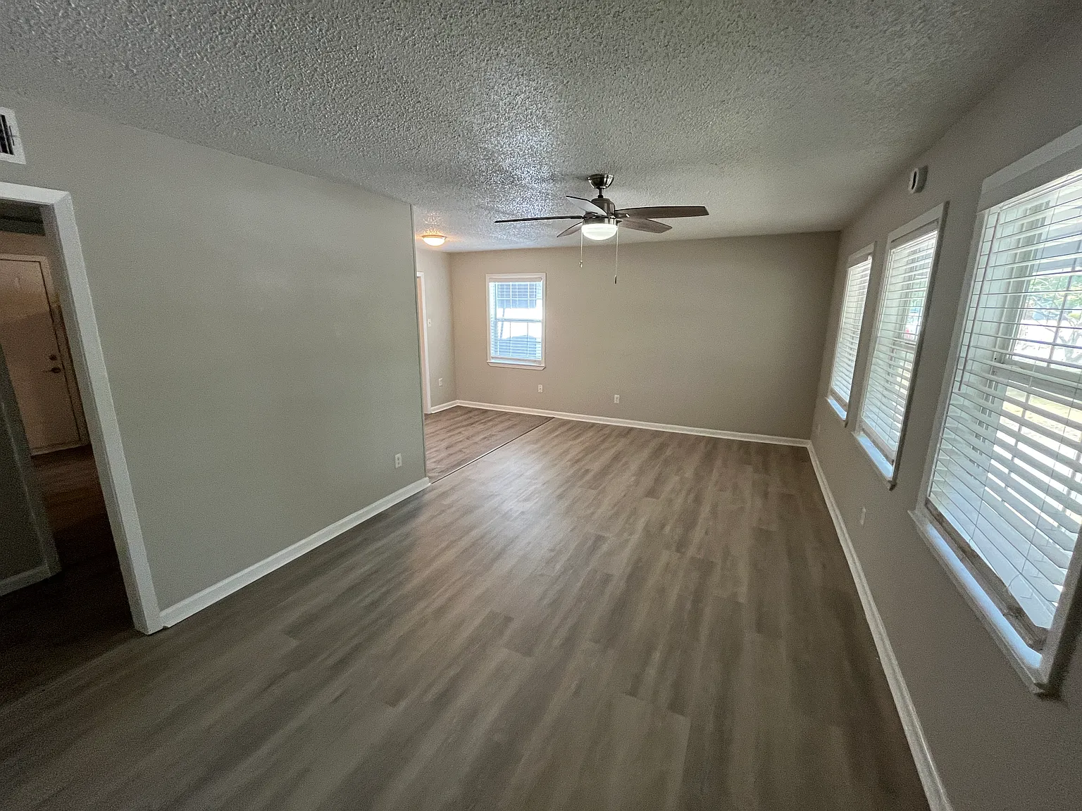 3 bed, 1096 sqft, $1,800 — Photo 4
