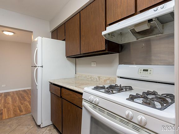 5th image of 521 Broadway Ave