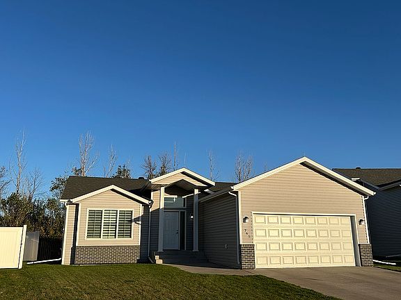 3rd image of 765 Albert Dr W
