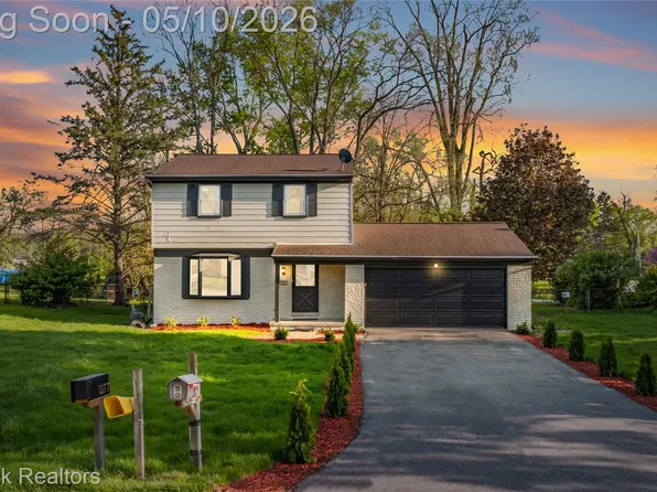 1874 Hopkins Dr, Wixom, MI 48393