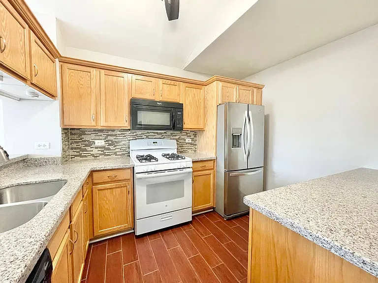 1950 Middlebury Dr — Photo 5