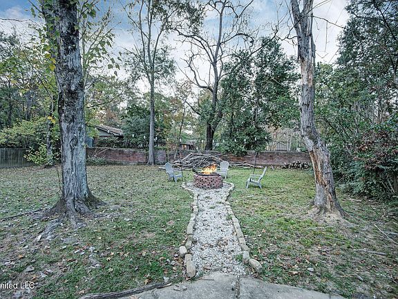 3rd image of 836 Brookwood Rd