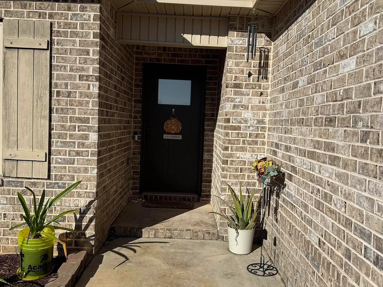 4 bed, 2.0 bath, 1750 sqft, $2,400 — Photo 2