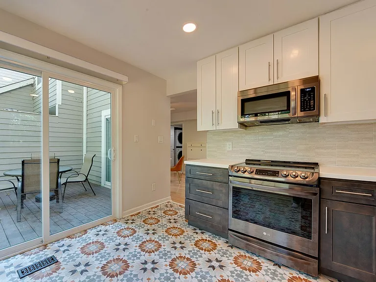 9006 Saint Thomas Ln — Photo 23