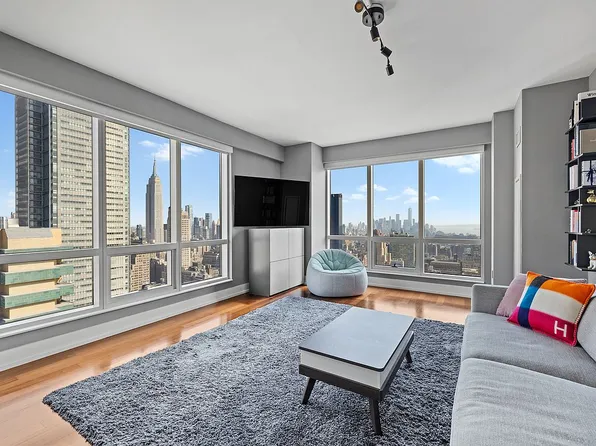 350 W 42nd St APT 50E, New York, NY 10036