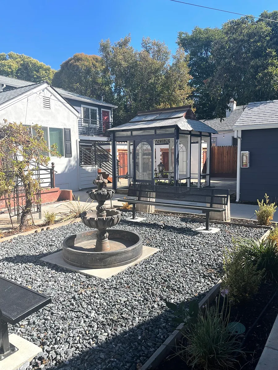 communal courtyard - 4146 Broadway #120