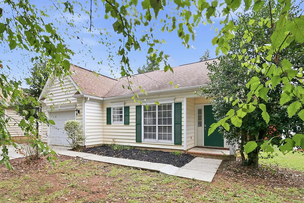 3 bed, 2.0 bath, 1210 sqft, $1,770 — Photo 3