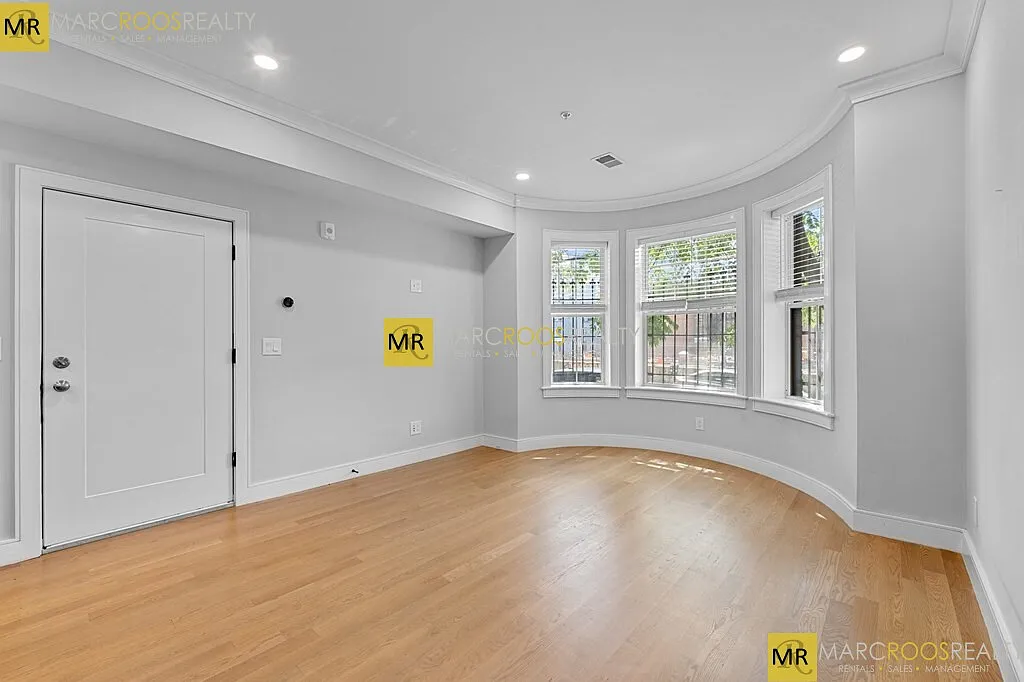 2 bed, 695 sqft, $4,400 — Photo 4