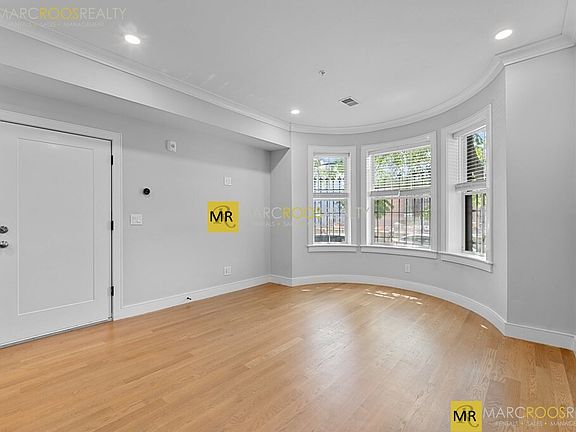 4th image of 535 Newbury St #1