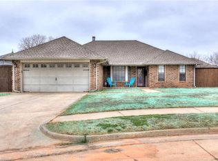 1405 N Park Pl, Moore, OK 73160