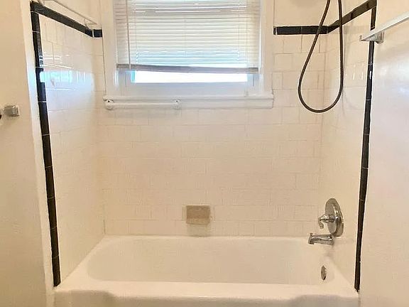 4th image of 3018 Larue Sq E