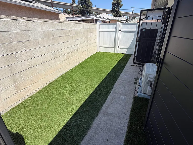 15523 Kingsbury St — Photo 13