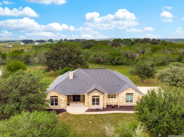 402 Annies Ln, La Vernia, TX 78121