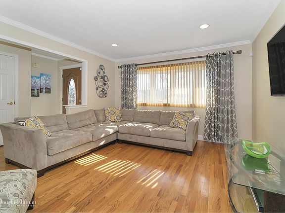 2nd image of 37 Amherst Ln