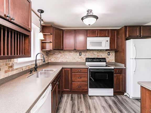 2nd image of 8233 Mantova Dr
