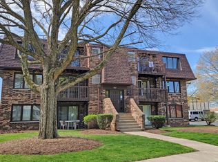 207 Uteg St APT 201, Crystal Lake, IL 60014