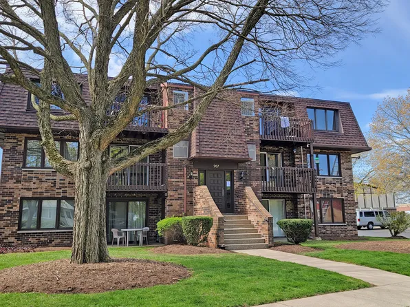 207 Uteg St APT 201, Crystal Lake, IL 60014