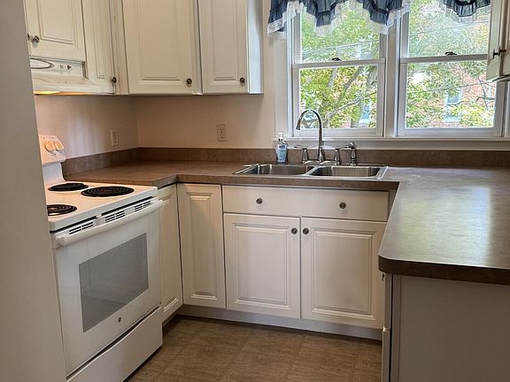3rd image of 411 E Grand River Rd