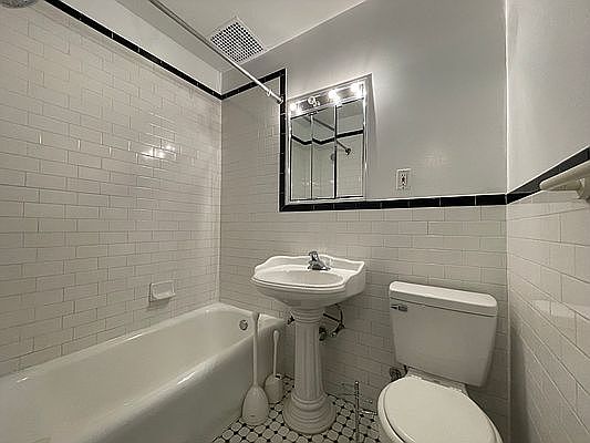 5th image of 111 E 60th St APT 4