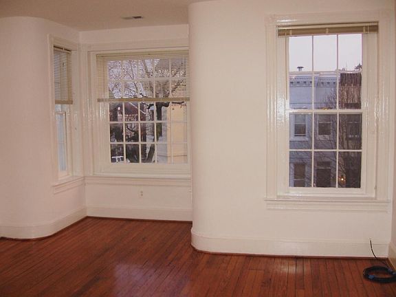 large Living Room, 4 windows, spacious Alcove - 3 windowed A