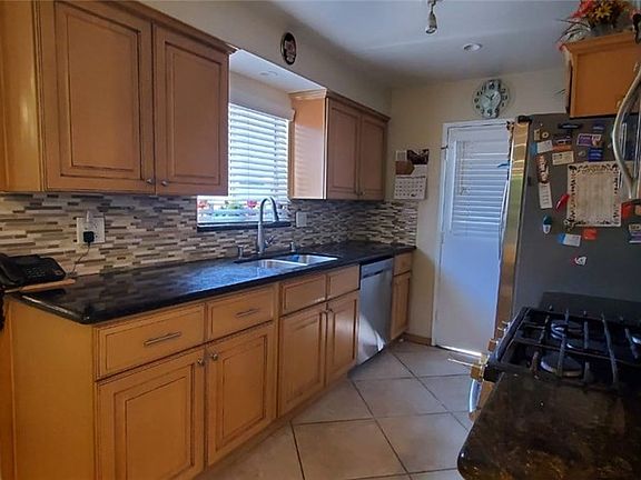 5th image of 18525 Collins St APT A6