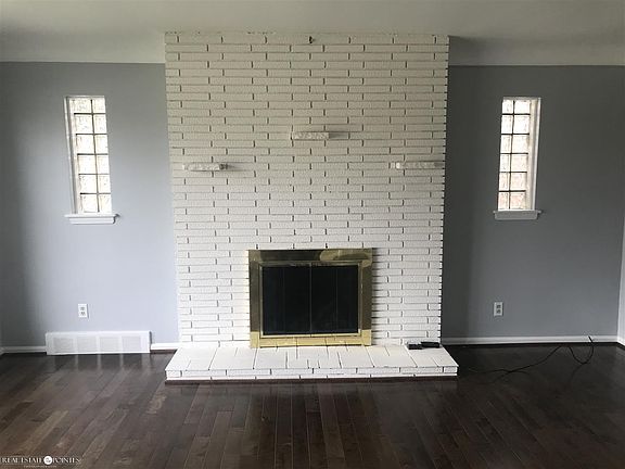 3rd image of 1752 Roslyn Rd